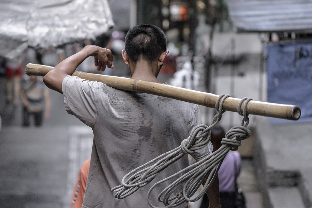 汗湿后背的棒棒扛着扁担